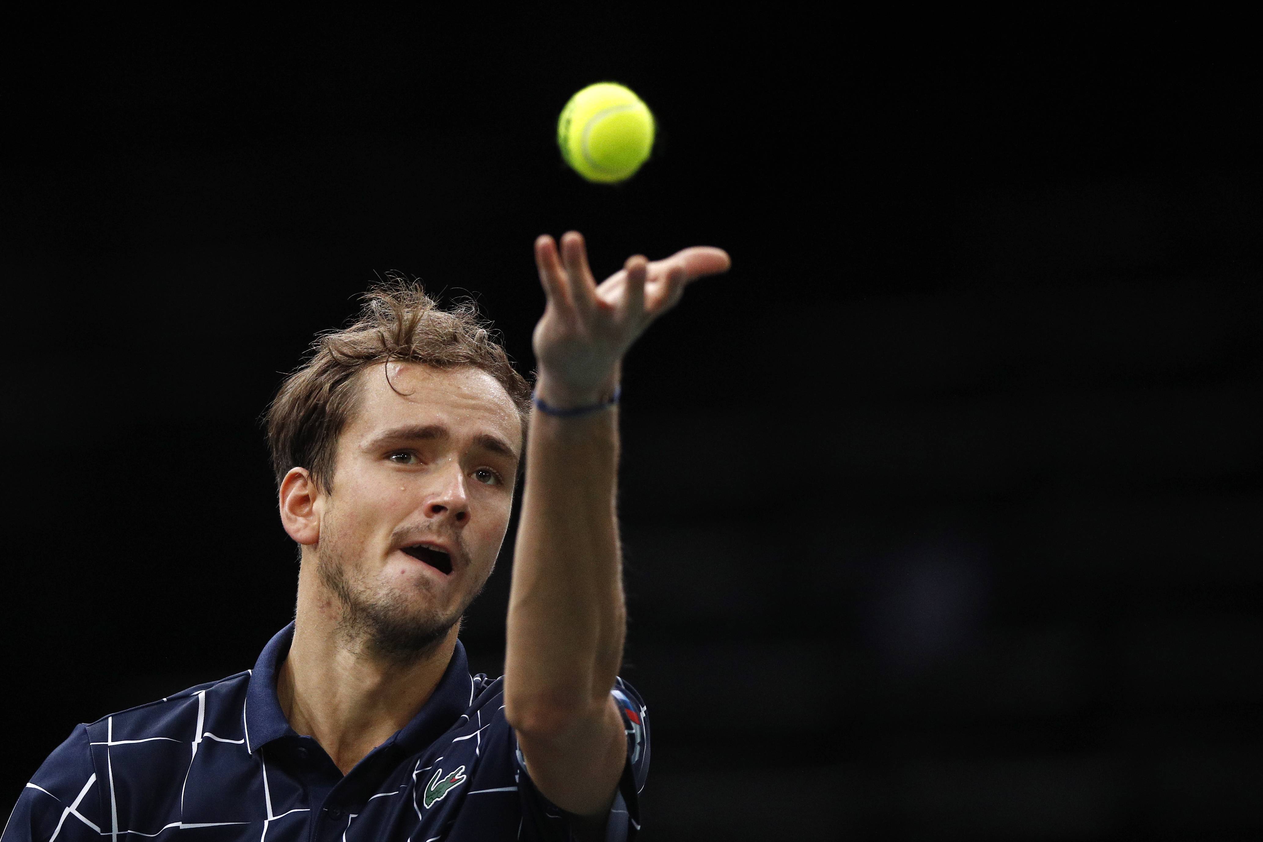 西班牙网球队力克意大利网球队，梅德韦杰夫高光表现的简单介绍