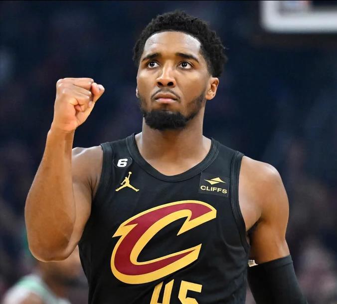 包含雷霆轻取澳大利亚男篮，米切尔惊艳世界的词条