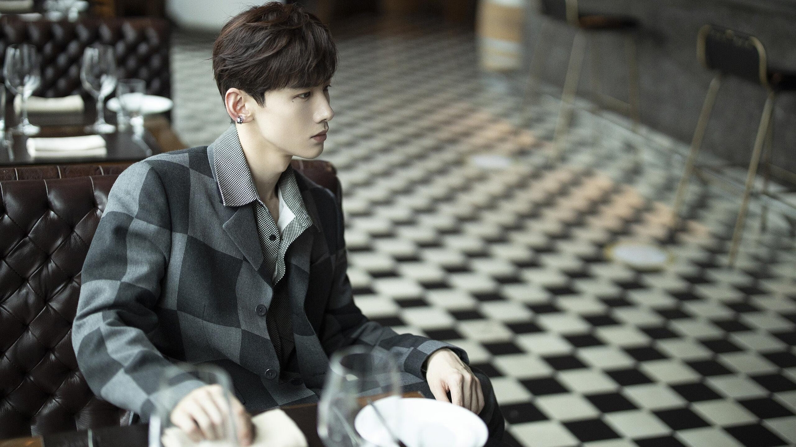 爱游戏在线-定海神针！保罗末节15分导演逆转，76人高效攻防击溃步行者