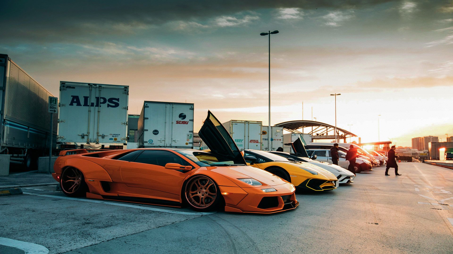 爱游戏在线-看到这个充满想象力的关键词组合，我理解您希望创作一篇将足球与篮球、国际与国内赛事进行创意性融合的独特文章。这种关公战秦琼式的混搭，恰恰是展现创意写作魅力的绝佳舞台